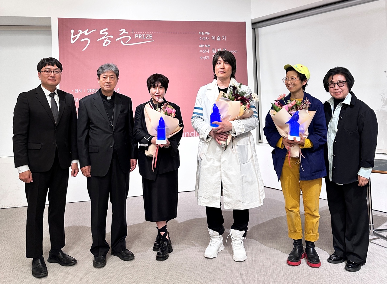 (왼쪽부터) 유족대표 박중구 변호사, 천주교대구대교구 조환길 타대오 대주교님, 김민 디자이너, 김재우 디자이너, 이슬기 작가, 윤순영 이사장님